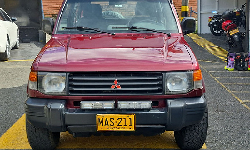 Mitsubishi Montero 2...