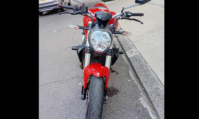 Ducati Monster 821 2...