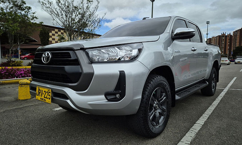 Toyota Hilux 2.4L...