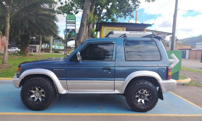 Mitsubishi Montero 3...