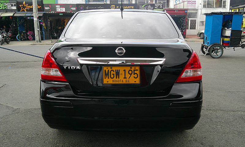 Nissan Tiida 1.8 Vis...