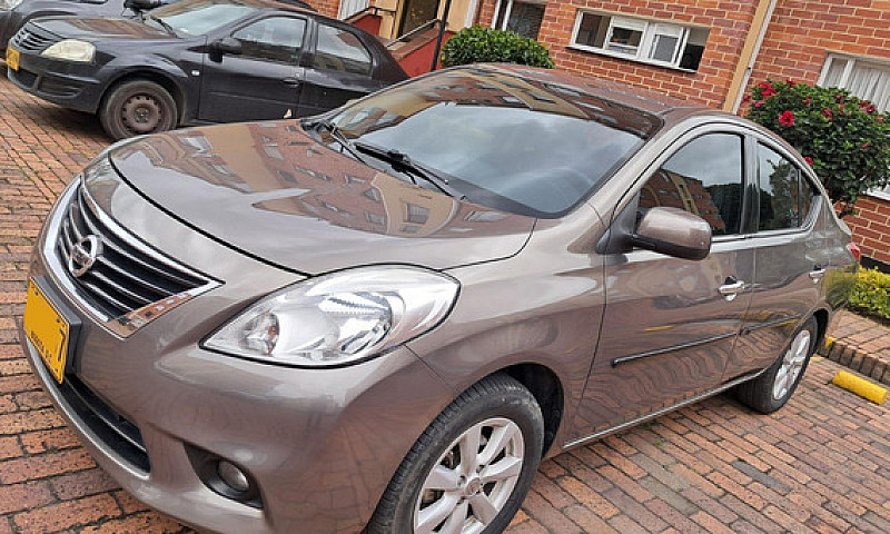 Nissan Versa 1.6 Adv...