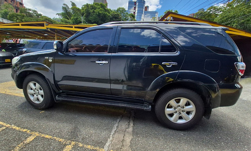 Toyota Fortuner 4.0 ...