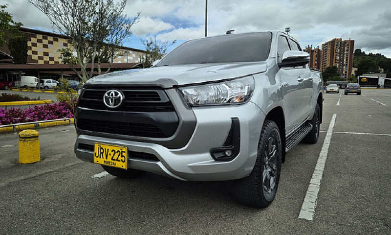 Toyota Hilux 2.4L...