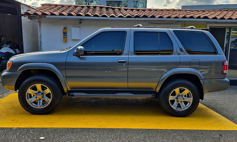 Nissan Pathfinder R5...