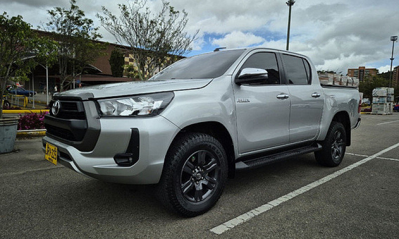 Toyota Hilux 2.4L...
