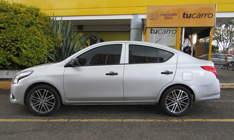 Nissan Versa 1.6 Adv...