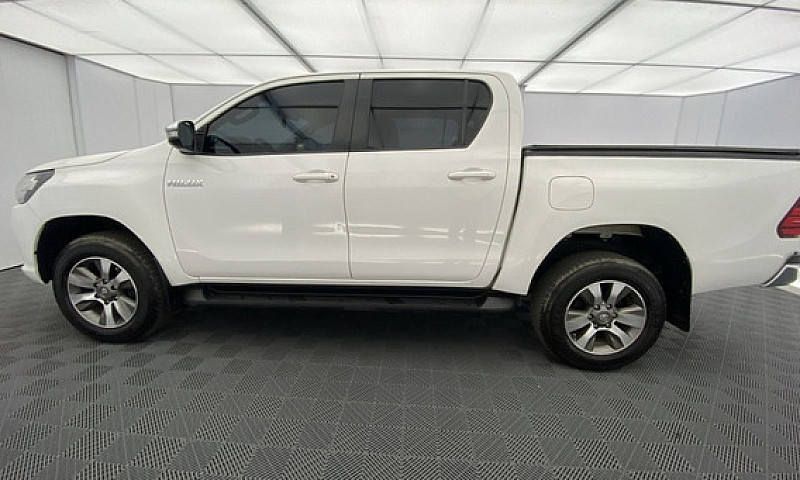 Toyota Hilux 2.8L...