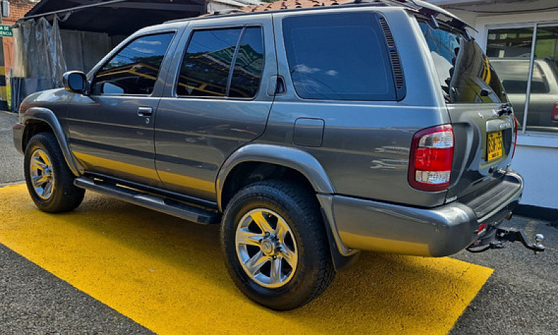 Nissan Pathfinder R5...