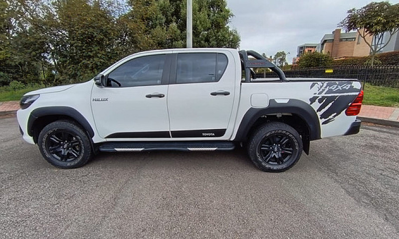 Toyota Hilux 2.4L...