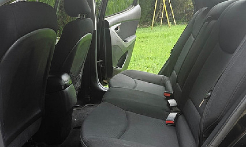 Hyundai Elantra 1.8 ...