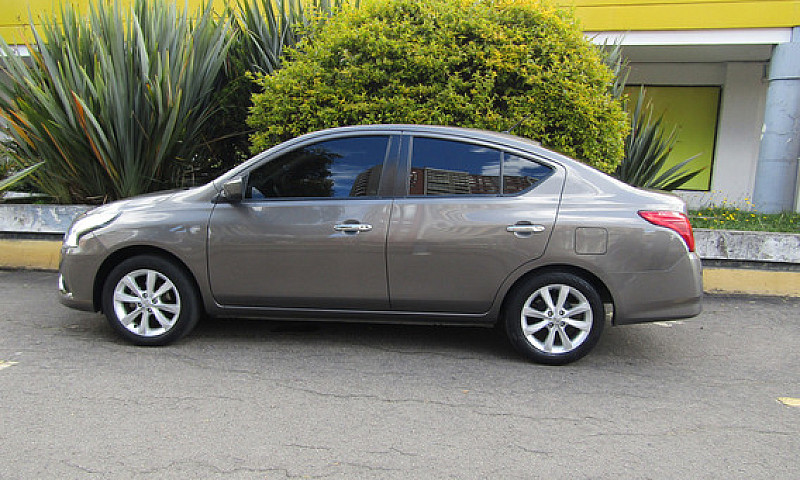 Nissan Versa 1.6 Adv...