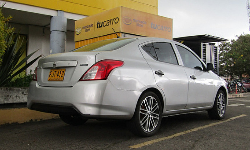 Nissan Versa 1.6 Adv...