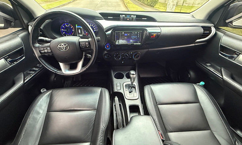Toyota Hilux 2.8L...