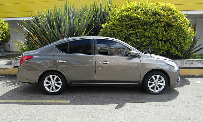 Nissan Versa 1.6 Adv...