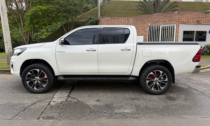 Toyota Hilux 2.8L...