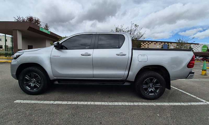 Toyota Hilux 2.4L...