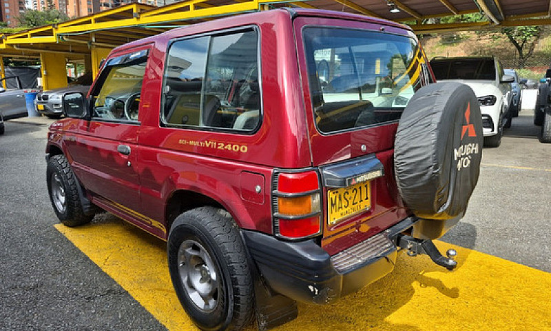 Mitsubishi Montero 2...