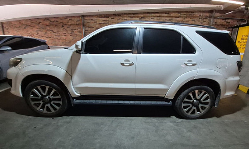 Toyota Fortuner 2.7...