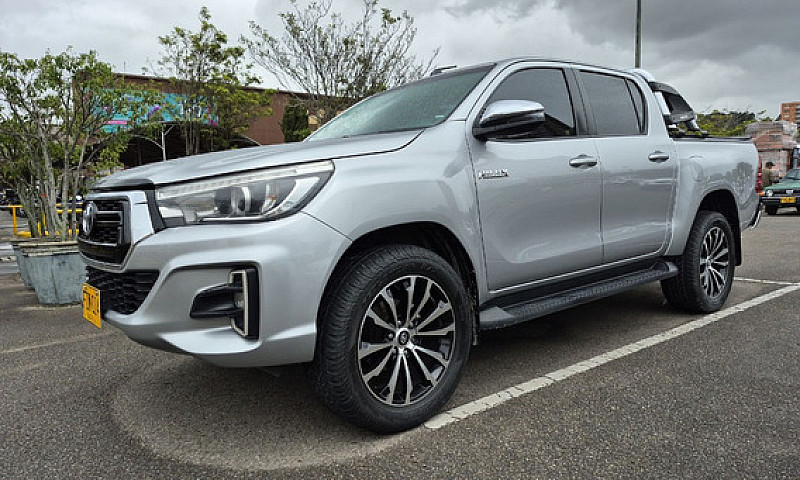 Toyota Hilux 2.8L...