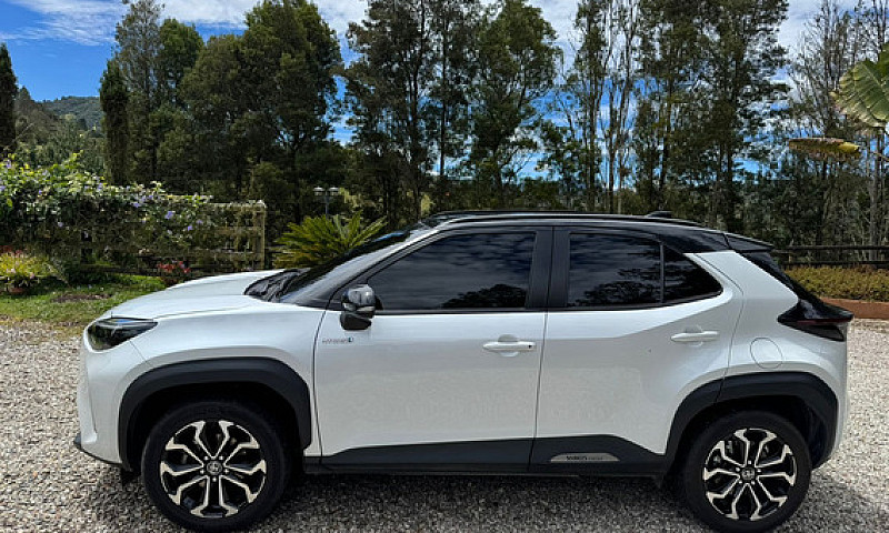 Toyota Yaris Cross 1...