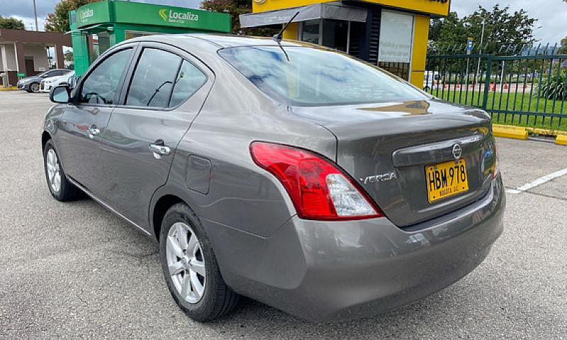 Nissan Versa 1.6 Adv...