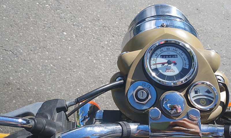 Royal Enfield Classi...