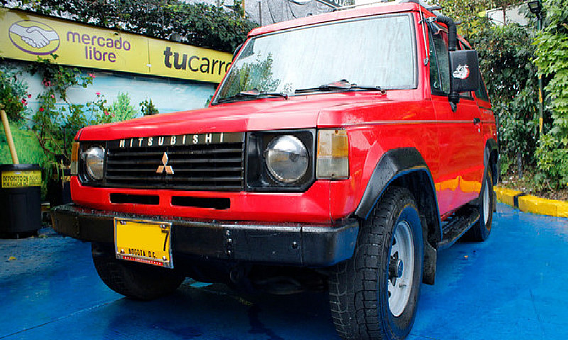 Mitsubishi Montero M...