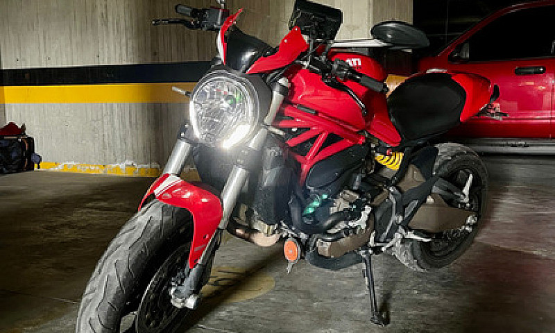 Ducati Monster 821 S...