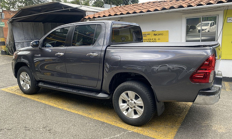 Toyota Hilux  2.8 Sr...