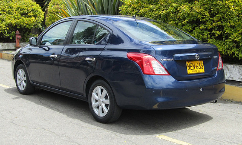 Nissan Versa 1.6 Adv...
