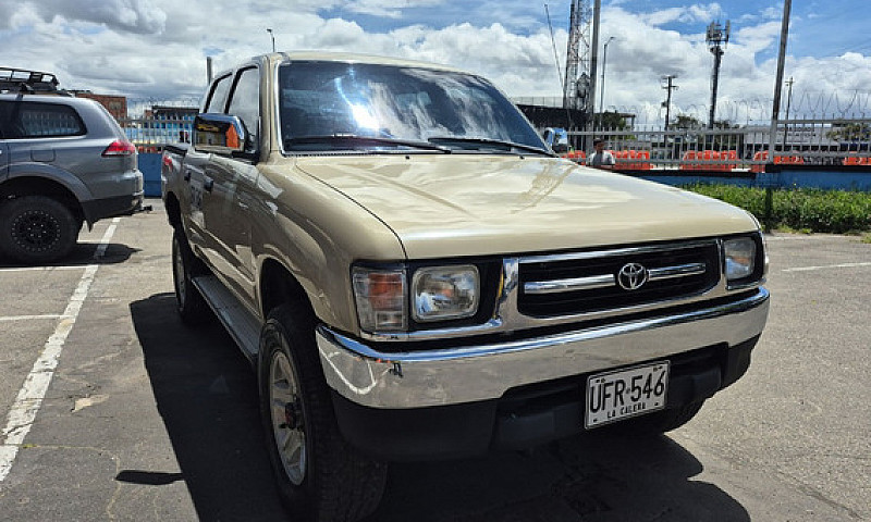 Toyota Hilux 2.4L...