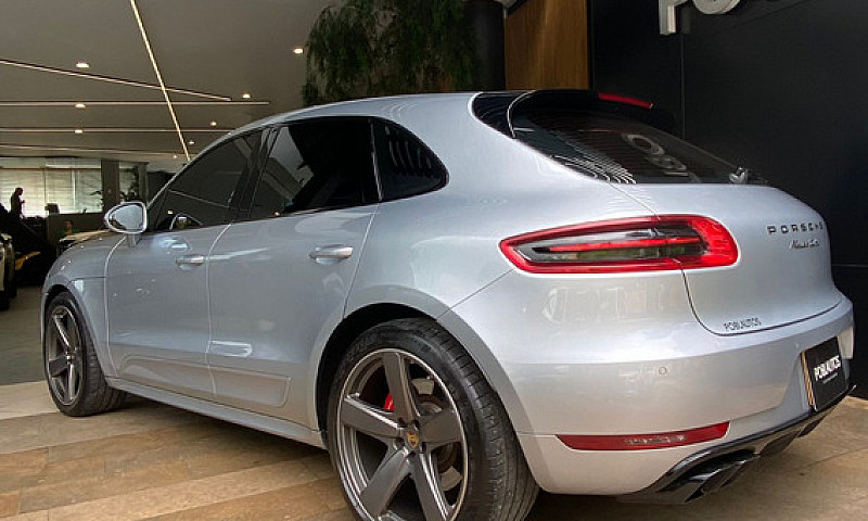 Porsche Macan Turbo...