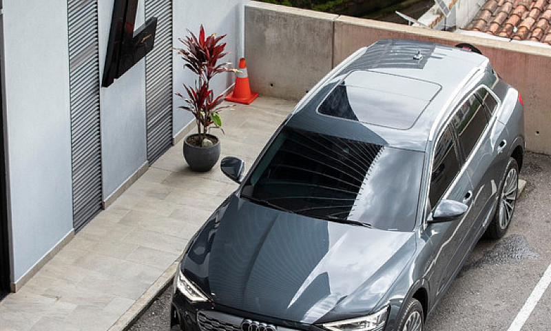 Audi Q8 E-Tron...