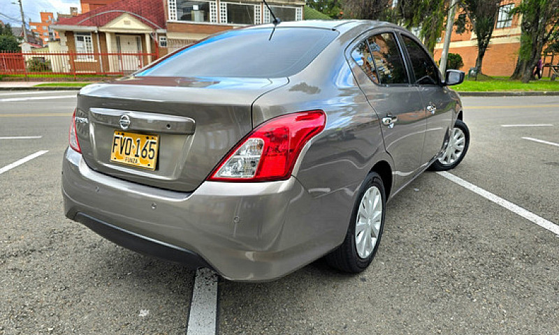 Nissan Versa 1.6 Sen...