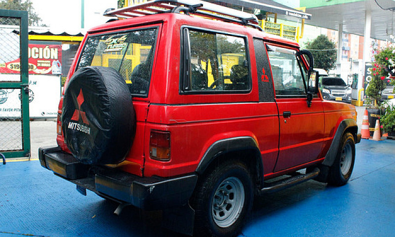 Mitsubishi Montero M...