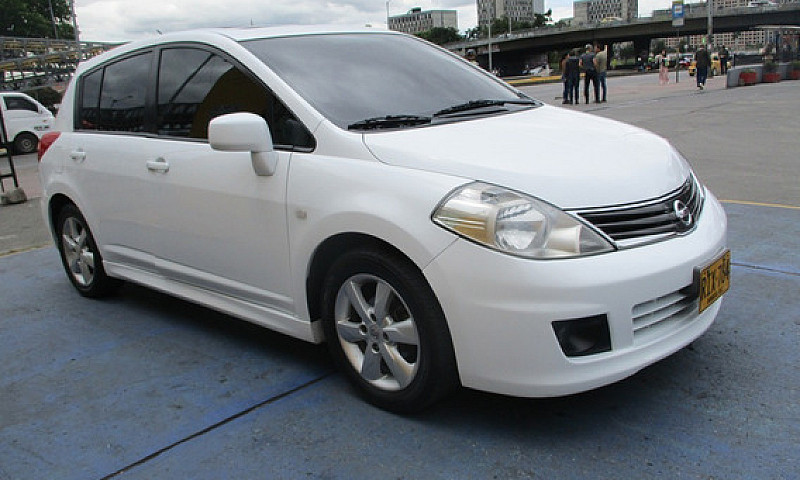 Nissan Tiida Hb  1.8...