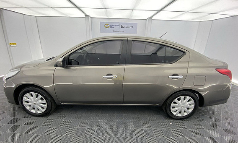 Nissan Versa 1.6 Adv...