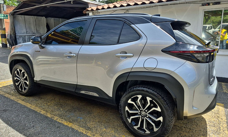 Toyota Yaris Cross 1...
