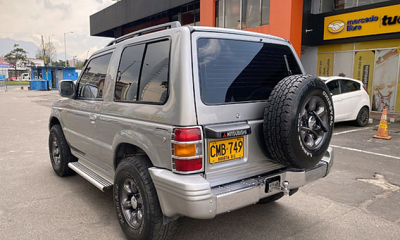 Mitsubishi Montero 3...