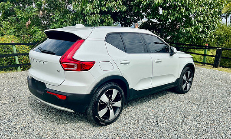 Volvo Xc40 T4 Moment...