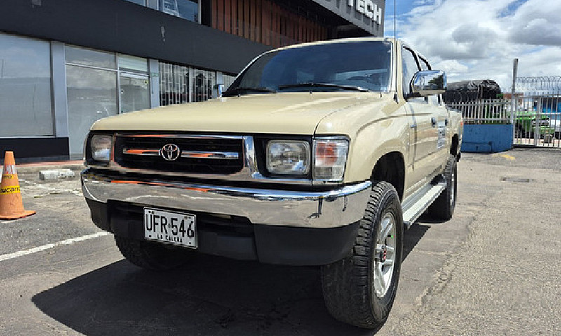 Toyota Hilux 2.4L...