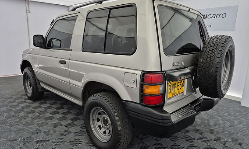 Mitsubishi Montero 2...