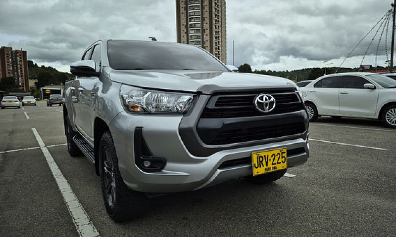 Toyota Hilux 2.4L...
