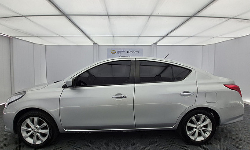 Nissan Versa 1.6 Adv...