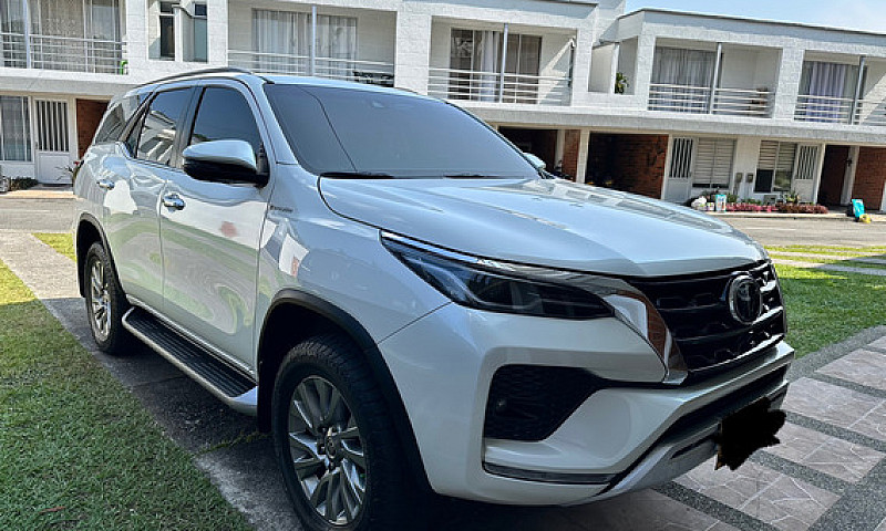 Toyota Fortuner 2.8L...