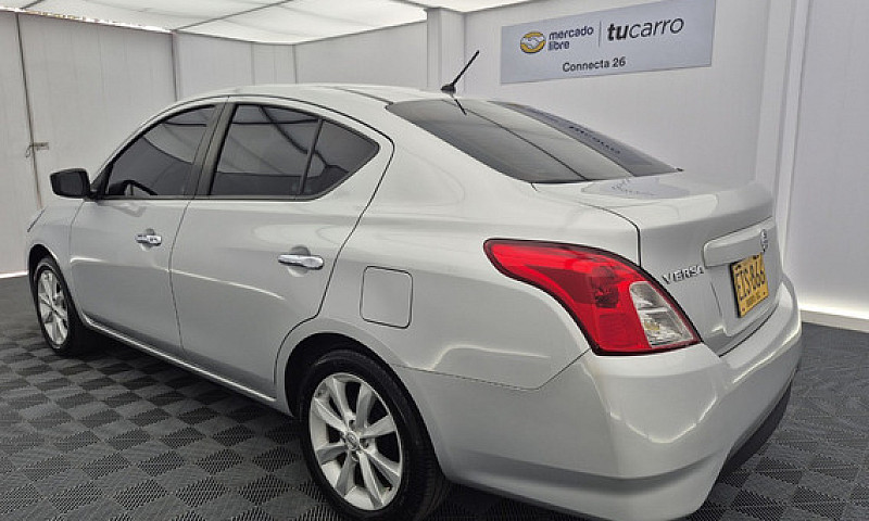 Nissan Versa 1.6 Adv...