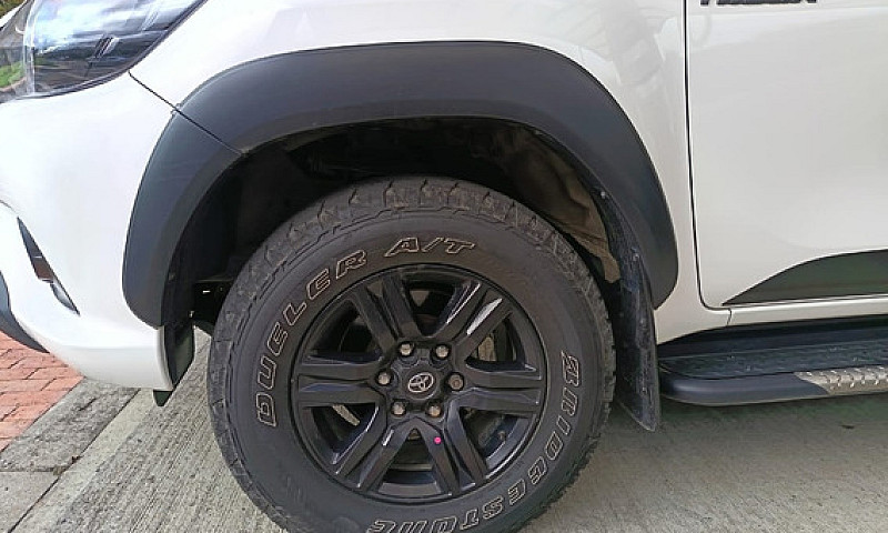 Toyota Hilux 2.4L...