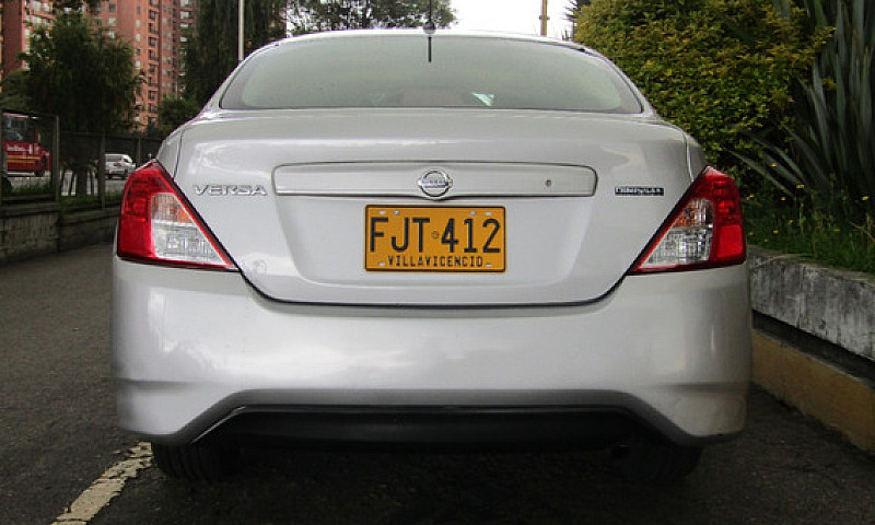 Nissan Versa 1.6 Adv...