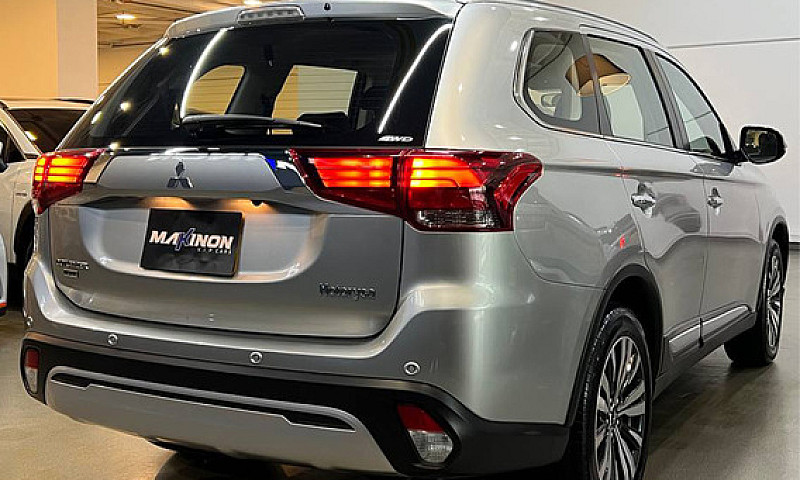  Mitsubishi Outlande...